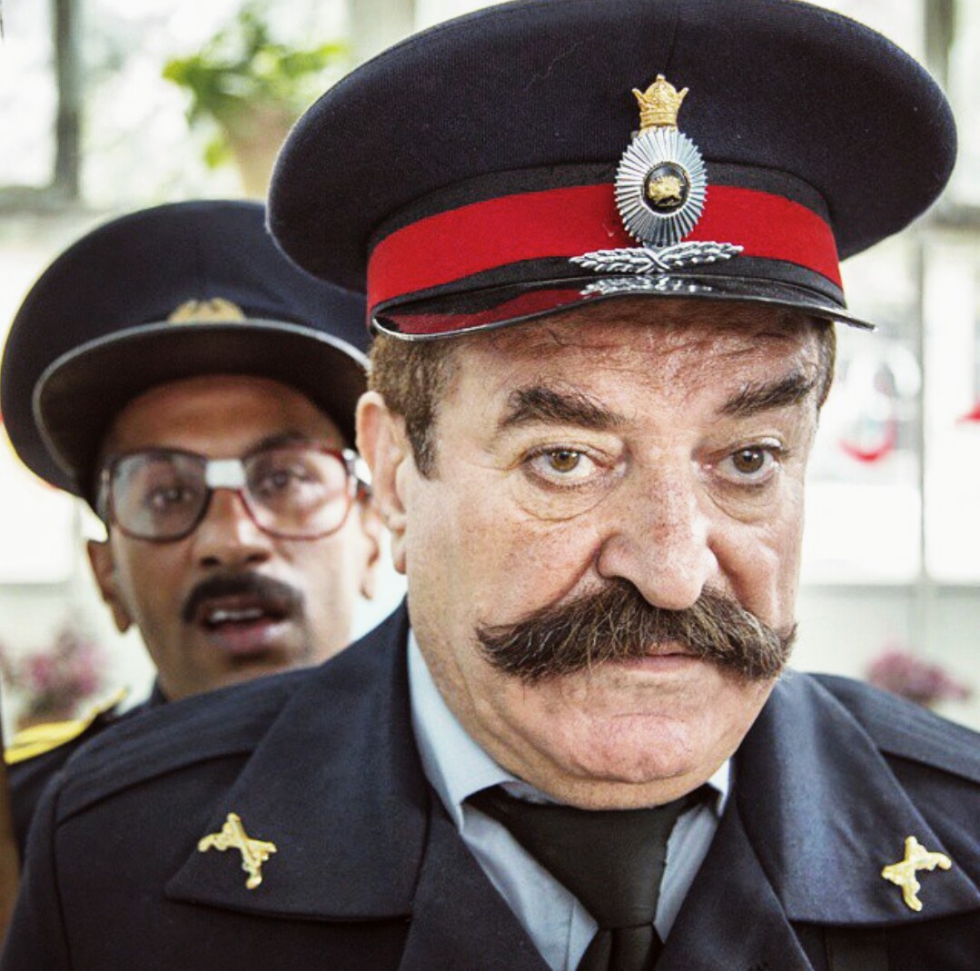 سی دی دندون طلا توزیع شد. با یک روز تاخیر آنرا خریدم.94/5/13