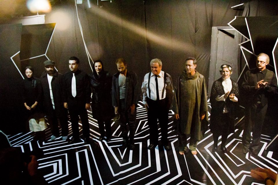 شب دوم نمایش ” بیرون پشت در” 93/7/22