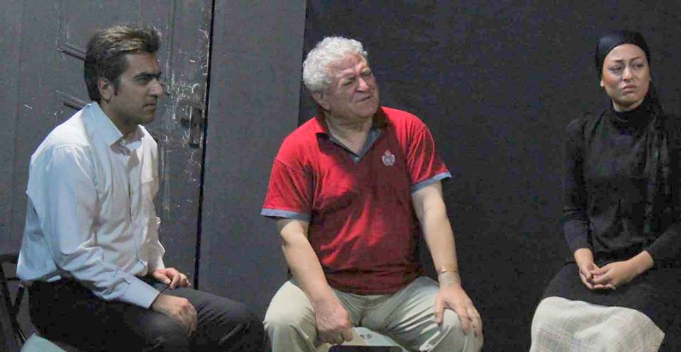 شب یازدهم نمایش ” بیرون پشت در” 93/8/1