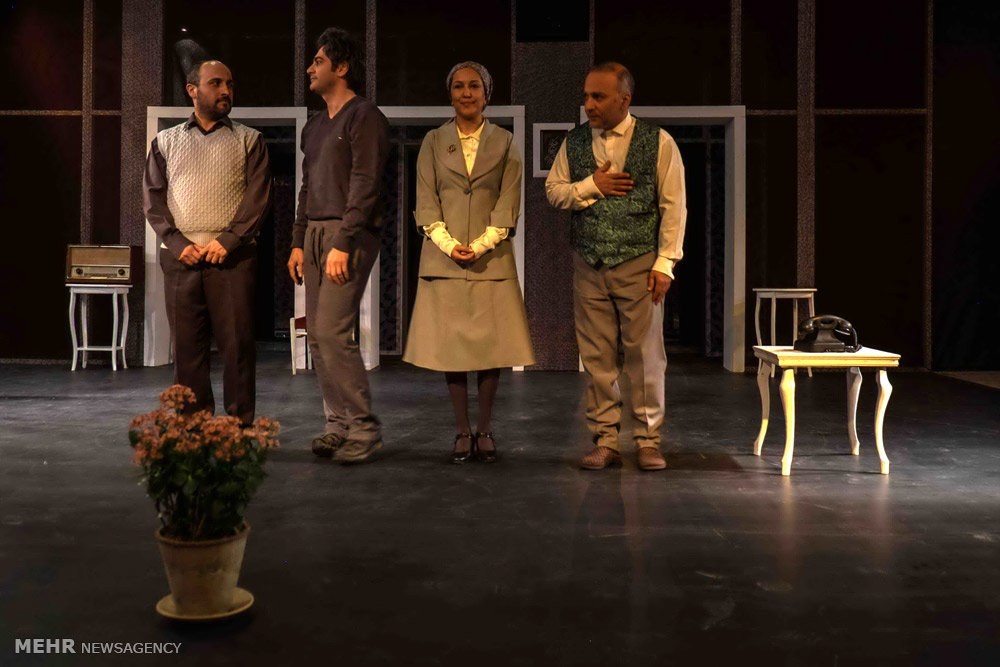 “درخواب دیگران” نمایشی به نوشته و کارگردانی نادر برهانی مرند94/12/4